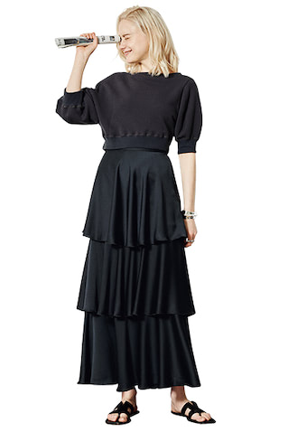 スエットは着まわし。黒フレアティアードスカート 38,500円／FUMIE TANAKA（ドール）　シルバーバングル 35,200円、〈左手人さし指〉シルバーリング 15,620円／ともにPAZ COLLECTIVE（ZUTTOHOLIC）　サンダル 57,200円／ペリーコ（シップス 有楽町店）