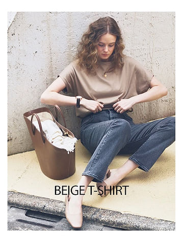 「渋色Tシャツでデニムが“もつ”」 黒ほど重すぎず白よりもやさしげな、女性らしい落ち着きがある「濃いベージュ」をTシャツのレパートリーに追加。色褪せ感のある黒デニムと合わせて、Tシャツ＋デニムもたちまち大人っぽい印象に。（渡邉さん）