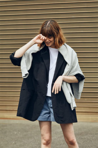 【ビッグアウターと短いパンツ】 すべて見慣れたアイテムで丈と幅だけを変更。例えば身近な存在である、白Tありきで定番アイテムの「サイジングの見直し」をはかることでシンプルスタイルの底上げを。（樋口さん）
