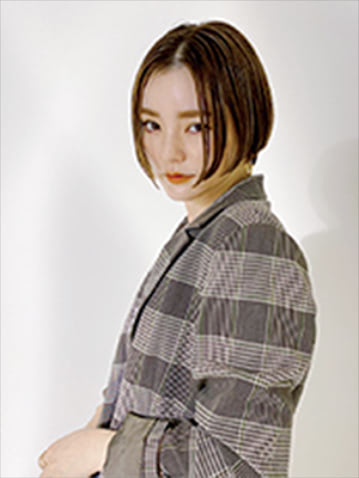 ビューティインフルエンサー／藤井明子さん（@fujiko0207）　ウォータリーな肌の持ち主。内側から光る理想の肌に近づくため、その日の肌状態に合わせてスキンケアを変えるという徹底ぶり。