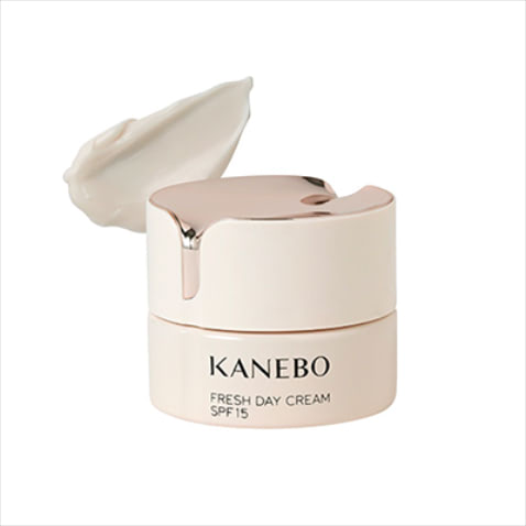 【これがなくなると不安】カネボウ フレッシュ デイ クリーム 40mL SPF15・PA＋＋＋ 6,600円／カネボウインターナショナル Div.　「今までにない保湿力を感じた信頼のクリーム。乾燥した場所でもこれがあれば安心です」【POINT】1日の生活リズムに着目したデイクリーム。日中の紫外線や乾いた空気など外的刺激による乾燥ダメージから守り、肌にみずみずしいうるおいとしなやかなハリを与える。エアコンが効いた部屋にもこれを塗っておけば、乾燥する心配もなし。