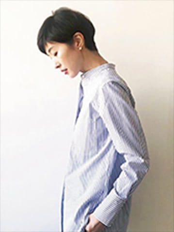 Theory マーケティング／PR 根本久仁子さん（@nemochi0517）パキッとした白シャツを着ても負けない透明感の高さと、キメの細かいやわらかさが両立した肌の持ち主。オーガニックで肌にやさしいアイテム選びも必見。