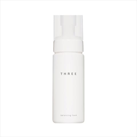 【体内時計を整えるフレッシュな香り】バランシング フォーム R 150mL 4,180円／THREE　「洗顔は朝しかしないので、目覚めのいい香りがマスト。これで洗うと一日の始まりを感じる。泡の洗顔料の中でも洗い上がりの気持ちよさはダントツ!」【POINT】ポンプタイプですぐに泡がでる洗顔ソープ。アミノ酸系洗浄料によるおだやかな洗い上がりで、キメの整ったクリアな肌に仕上げてくれる。やわらかい泡の感触と爽快な香りがやさしく肌を包むので、洗顔時にリラックス効果も発揮。