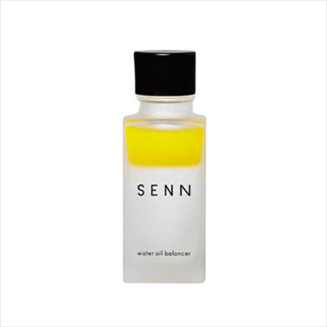 【オイルと化粧水の間】ウォーターオイルバランサー 30mL 7,040円／SENN　「化粧水や乳液など、さまざまな役割を凝縮したシンプルな1本。別売りの肌解析キットで自分に合うものが見つかる。柑橘系の香りがリフレッシュにもいい」【POINT】化粧水、乳液、美容液、クリームの効果を一本に集約したオイル。水と油というシンプルな処方にした分、美容成分たっぷり配合し、添加物を可能な限り排除した99％以上天然由来成分が特徴。人それぞれに合った肌質や効能を選べる9種類のラインアップ。