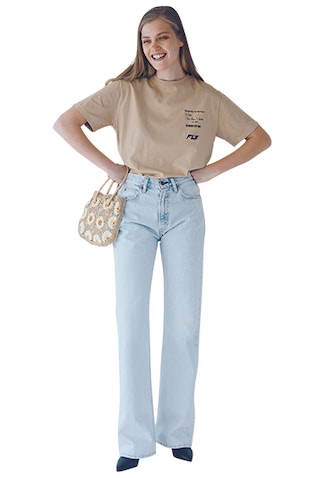 ベージュ半そでTシャツ 17,600円／CURRENTAGE（マルティニークルコント ルミネ有楽町）　デニムパンツ 24,200円／リーバイス® ビンテージ クロージング（リーバイ・ストラウス ジャパン）　バッグ 3,990円／ZARA（ザラ カスタマーサービス）　ブーツ 27,500円／ダイアナ（ダイアナ 銀座本店）