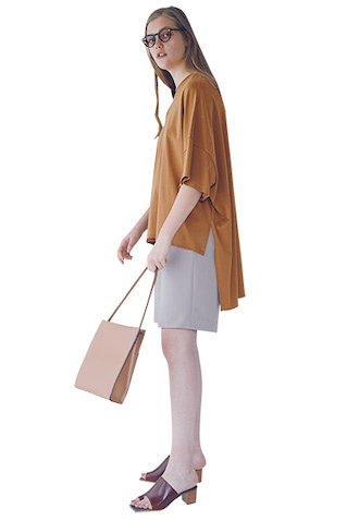 ブラウンスリットTシャツ 36,300円／HAVEL studio（TSI）　ナチュラルツイルハーフパンツ 15,400円／TODAYFUL（LIFE’s 代官山店）　眼鏡 29,700円／EYEVAN（アイヴァン 東京ギャラリー）　バッグ 9,990円／アダム エ ロペ　サンダル 14,850円／ダイアナ（ダイアナ 銀座本店）