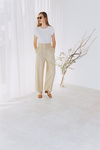 イエローハイウエストパンツ 18,700円／メゾンスペシャル（メゾンスペシャル 青山店）　白半袖Tシャツ 5,500円／girl Dangerous（リヴドロワ ルミネ有楽町店）　サングラス 20,900円／A.D.S.R.（4K）　ベージュサンダル 31,900円／ダブルスタンダードクロージング（フィルム）