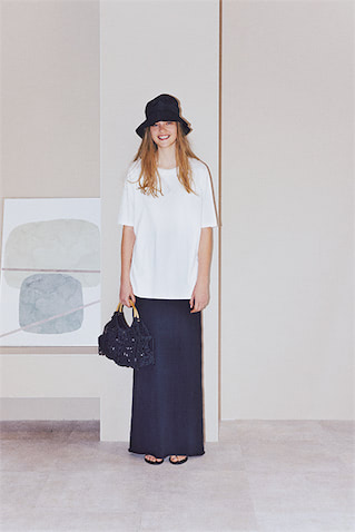 黒ニットスカート 13,200円／emmi atelier（エミ ニュウマン新宿店）　白ラウンドヘムTシャツ 15,400円／エイトン（デミルクス ビームス 新宿）　黒ナイロンステッチハット6,600円／TODAYFUL（LIFE’s 代官山店）　黒バッグ 47,850円／キボ（ザ ストア バイシー 代官山店）　黒フラットサンダル 7,590円／ニコラス ライナス（ル タロン グリーズ ルミネ新宿店）