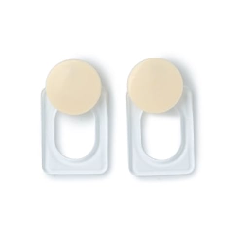 ビッグスクエアクリアピアス 2,500円＋税／オギー（ロードス）