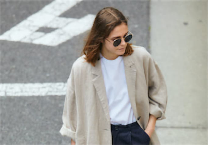 デニムパンツ 18,700円／アーセンス（アーセンス ルミネ新宿１）　ガウン 48,400円／ヤヌーク（カイタックインターナショナル）　白Tシャツ 13,200円／THE NEWHOUSE（アーク インク）　サングラス 16,500円／OSCAR ＆ FRANK（ジャック・オブ・オール・トレーズ プレスルーム）　ソックス 1,650円／ebure（ebure GINZA SIX店）　バッグ50,600円／イアクッチ（ガリャルダガランテ 表参道店）　パンプス 52,800円／ペリーコ