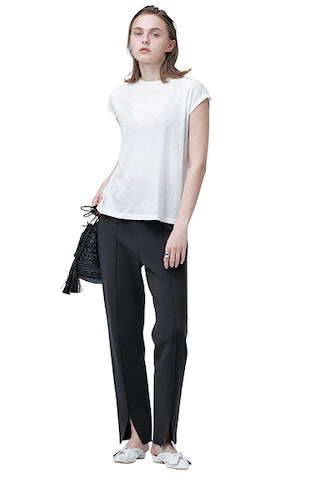 白Ｔシャツ 9,900円／HAKUJI（ブランドニュース）　黒パンツ 25,300円／ラッピンノット（UTS PR）　シルバーリング 39,600円／ルフェール（UTS PR）　バッグ 24,200円／メゾンエヌアッシュパリ（イウエン マトフ 横浜店）　ミュール 15,400円／ダイアナ（ダイアナ 銀座本店）
