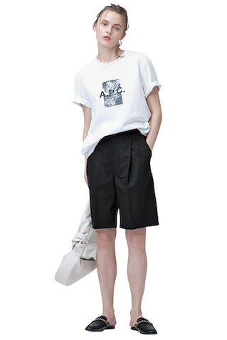メンズロゴＴシャツ 13,200円／A.P.C.（アー・ペー・セー カスタマーサービス）　ハーフパンツ 15,950円／シップス（シップス 有楽町店）　パールネックレス 2,948円／アネモネ（サンポークリエイト）　チェーンネックレス 118,800円／ココシュニック　バッグ 77,000円／リトルリフナー（オデット エ オディール 新宿店）　ローファー 6,050円／CHARLES & KEITH（CHARLES & KEITH JAPAN）