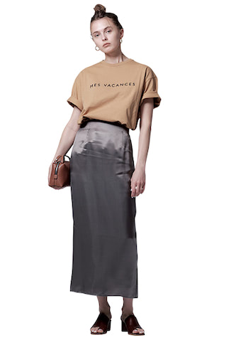 ロゴＴシャツ 7,700円／ミヴァコンス　スカート 23,000円／Sov.（フィルム）　ピアス 15,400円／A.P.C.（アー・ペー・セー カスタマーサービス）　バッグ 23,100円／ジャンニキアリーニ（ユナイテッドアローズ 青山 ウィメンズストア）　サンダル 14,850円／ダイアナ（ダイアナ 銀座本店）