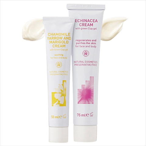【ハンドクリームは2つ持ち】〈右から〉アルジタル インテンシブ エキナセアクリーム 75mL 3,850円、アルジタル ブライトモイスチャライジング カモミールクリーム 50mL 3,850円／ともに石澤研究所　「どちらもハーブのいやされる香りのクリームです。炎症予防にはピンク、日常づかいはイエローと、手の状態で使い分けるのがマスト」（及川さん）【POINT】エキナセアクリームは慢性的な乾燥による肌荒れ、ハリ不足、キメの乱れを防止。ブライトモイスチャライジングは敏感肌のバリア機能をサポートし、肌荒れを防ぐ