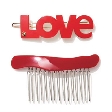 「ヘアアクセで気分転換」〈上から〉ヘアバレッタ 5,830円／タートルストーリー（THE HAIR BAR TOKYO）　ヘアコーム 4,290円／sAn　ゆるい曲線を描くアクリルのコーム。