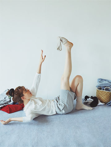グレースウェットショートパンツ（メンズ） 18,700円／A.P.C.（アー・ペー・セー カスタマーサービス）　黒リブターバン 2,090円／Mille blanc（TRANSIT ACCESSORY）　白ロングスリーブTシャツ 13,200円／ブティークオーディナリー（ザ・PR）　眼鏡 35,200円／EYEVAN（アイヴァン 東京ギャラリー）　ソックス 2,200円／KURO（KURO GINZA）　白かごバッグ 7,150円／ラウゴア