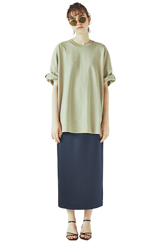 ベージュTシャツ（メンズ） 2,490円／Gap（Gap新宿フラッグス店）　ネイビーサテンスカート 25,300円／ソブ（フィルム）　サングラス 73,700円／10 eyevan（アイヴァン PR）　黒ストラップサンダル 13,200円／ダイアナ（ダイアナ 銀座本店）