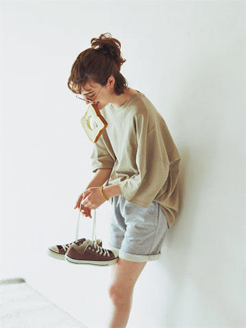 ベージュTシャツ(メンズ) 2,490円/Gap(Gap新宿フラッグス店) グレースウェットショートパンツ(メンズ) 18,700円/A.P.C.(アー・ペー・セー カスタマーサービス) チェーンブレスレット 24,750円/ben-amun(ZUTTOHOLIC) サングラス 73,700円/10 eyevan(アイヴァン PR) スニーカー(8月発売予定) 7,700円/コンバース(コンバースインフォメーションセンター)