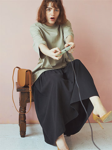 ベージュTシャツ(メンズ) 2,490円/Gap(Gap新宿フラッグス店) 黒キャミワンピース 12,980円/M_/MOUSSY(バロックジャパンリミテッド) ベージュパンプス 33,000円/PIPPICHIC(ベイジュ) キャメルショルダーバッグ 51,700円/A.P.C.(アー・ペー・セー カスタマーサービス) ゴールドピアス(リングチャームつき) 11,330円/SOKO(ZUTTOHOLIC)