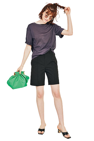 チャコールグレーTシャツ 13,200円／COCUCA（ザ ストア バイ シー 代官山店）　黒パンツ 11,000円／EMMA LIMBER　グリーンショルダーベルトつきバッグ 9,790円／カカトゥ（アンビリオン）　黒トングサンダル 9,680円／ラルート（アバハウスインターナショナル オンラインストア）　サングラス 52,800円／EYEVAN 7285（アイヴァン 7285 トウキョウ）