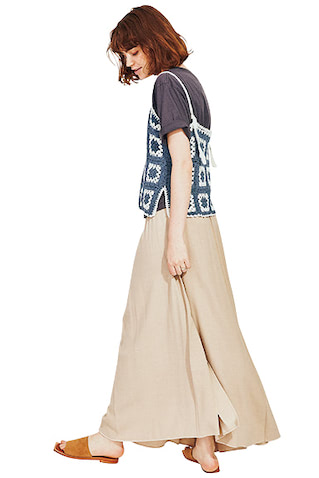 チャコールグレーTシャツ 13,200円／COCUCA（ザ ストア バイ シー 代官山店）　ベージュスカート 31,900円／COCUCA（ザ ストア バイ シー 代官山店）　ブルーかぎ針モチーフニットキャミソール 7,700円／Ungrid　シルバー細リング 28,600円／SOPHIE BUHAI（ザ ストア バイ シー 代官山店）　ベージュスエードサンダル 15,950円／SOL SANA（ジャック・オブ・オール・トレーズ プレスルーム）
