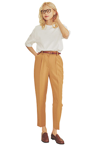 白Tシャツ 1,990円／Gap（Gap新宿フラッグス店）　キャメルハイウエストパンツ 19,800円／RIM.ARK（バロックジャパンリミテッド）　ベルト 8,800円／TORY LEATHER（メイデン・カンパニー）　眼鏡 44,770円／オリバーピープルズ（ルックスオティカジャパン カスタマーサービス）　ローファー 121,000円／ジェイエムウエストン（J.M. WESTON 青山店）