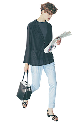 ライトブルーパンツ 20,900円／ENFOLD　黒パワショルTシャツ 6,578円／CREDONA　シアーテーラードジャケット 8,800円／e/rm（アダストリア）　黒サンダル 16,500円／DIANA（ダイアナ 銀座本店）　バッグ 16,500円／HASHIBAMI（コレクト）　ピアス 4,378円／CREDONA