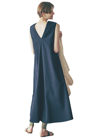 カーキハイストレッチポンチレギンス 19,800円／LE PHILE（LE PHILE NEWoMan 新宿店）　ネイビーVネックワンピース 53,900円／ATON（ATON AOYAMA）　アイボリーローゲージニット 39,600円／HAKUJI（ブランドニュース）　ブラウンフラットサンダル 5,390円／CHARLES ＆ KEITH（CHARLES ＆ KEITH JAPAN）　ゴールドピアス 4,378円／CREDONA