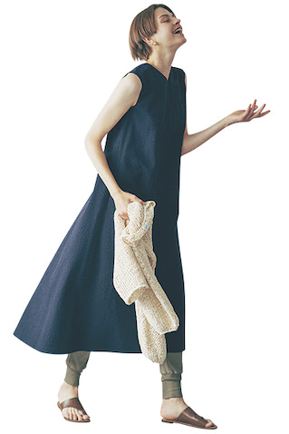 カーキハイストレッチポンチレギンス 19,800円／LE PHILE（LE PHILE NEWoMan 新宿店）　ネイビーVネックワンピース 53,900円／ATON（ATON AOYAMA）　アイボリーローゲージニット 39,600円／HAKUJI（ブランドニュース）　ブラウンフラットサンダル 5,390円／CHARLES ＆ KEITH（CHARLES ＆ KEITH JAPAN）　ゴールドピアス 4,378円／CREDONA