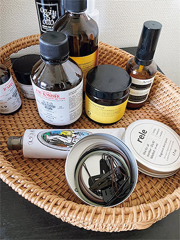 ☑ワックスの空き缶をリユース  「かさばる瓶や使用頻度の高いヘアアイテムはラタンのトレーの上に。使いたいときにそのまま一気に持ち運べるのでとても効率的です。ごちゃつきやすいヘアゴムは見えないよう、缶に投入」（witヘアスタイリスト／maoさん）
