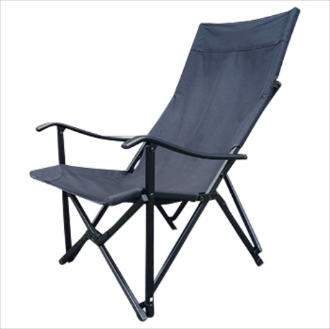 【ADIRONDACKの折りたたみチェア】アウトドアブランドADIRONDACKのチェアは、深く座れるデザインがお気に入り。カジュアルすぎないシンプルな見た目をいいことに、部屋で使うことも。折りたためるので使わないときも場所をとらずに便利。簡易チェアを探している人にもおすすめ！（小長谷匡史さん／フォトグラファー）