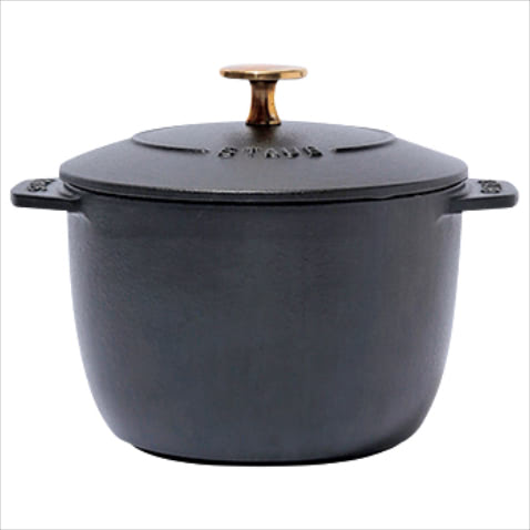 【ラ・ココット de GOHAN】ラ・ココット de GOHAN M ブラック 20,900円／STAUB　玄米をよりおいしく炊きたくて、あらゆる土鍋をリサーチした結果たどりついたのがコレ。朝、玄米を水につけておくと夜は20分くらいでおいしく炊けるので、時短という意味でも重宝しています。（長澤葵さん／ヘア＆メイク）