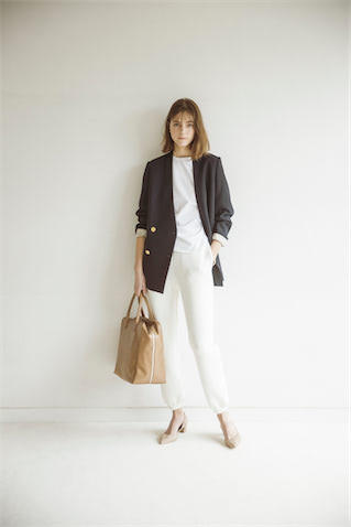 ネイビーノーカラージャケット 36,000円＋税／ジャーナル スタンダード レサージュ、バングル 19,000円＋税、リング 18,000円＋税／ともにLADY GREY（以上ジャーナルスタンダード レサージュ 銀座店）　白Tシャツ 11,000円＋税／ebure（ebure GINZA SIX店）　白スエットパンツ 4,990円（税込み）／ZARA　（ザラ カスタマーサービス）　ピアス 3,500円＋税／ラピュイ（キャセリーニ）　バッグ 10,000円＋税／アダム エ ロペ　パンプス 30,000円＋税