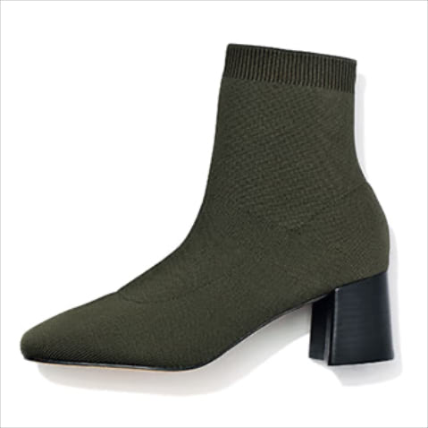 カーキニットブーツ（6） 17,600円／Mollini（ジャック・オブ・オール・トレーズ プレスルーム）　足にぴったりフィットする地厚なニット素材。