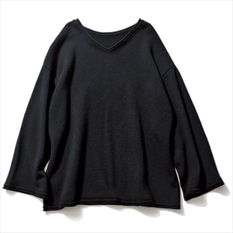 Vネックプルオーバー 29,700円／カレンソロジー（カレンソロジー 新宿）　身ごろのゆとりによって黒でも重く見えない。Vネックとクルーネック、前後で着分けられる。  【FROM PRESS】「上質な綿とウールを50%ずつ編み込んだ、さらっとした風合いなのにあたたかい独特な着心地が魅力。軽快なワンピースにレイヤードして、女性らしい開放的なシルエットで着るのも素敵です」（プレス・畑中由香さん）