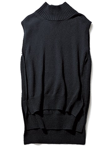 ハイネックニットベスト 26,400円／ADAWAS（ショールーム セッション）　背部にもう1枚、やや長めのニットをレイヤードすることで奥行きと落ち感を形成。  【FROM PRESS】「しっとりとしたツヤのメリノウールを使用。白Tやシャツに重ねるだけでさまになる、切れ味のあるデザインがポイント。シンプルな編み地で、柄やカラーボトムを引き立てることも可能」（プレス・鈴木朋子さん）