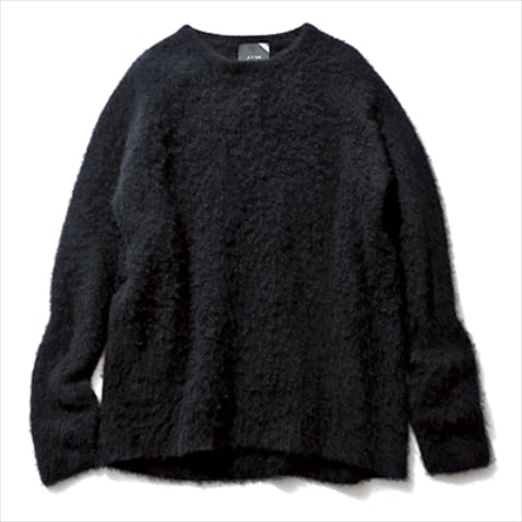 ファーカシミヤニット 42,900円／ATON（デミルクス ビームス 新宿）　ふっくらと上質な起毛感。5cmほどの着丈の前後差により、美しいサイドシルエットがかなう。  【FROM PRESS】「どのボトムとも合う、お尻が隠れるくらいの丈感。富山県の雪解け水を使用して染色することで繊維へのダメージを最小限におさえ、ファーカシミヤのやさしい風合いをきわ立たせています」（プレス・萩原聡子さん）