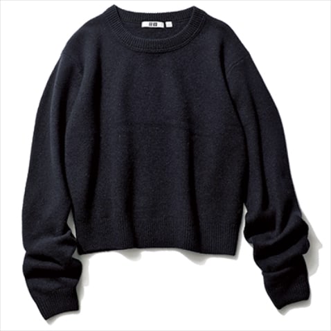 セーター（9月発売予定） 2,990円／UNIQLO U（UNIQLO）　えりや肩まわりのシームを表に見せない仕立て。もたつきとは無縁のミニマルな丈感。  【FROM PRESS】「スエットに近いなめらかな風合い。首のつまった短すぎないクロップト丈だから、顔まわりや上半身が締まって見えます。ハイウエストのボトムと合わせれば、さらにスタイルアップを狙えます」（プレス担当者）