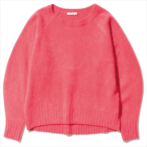 4.なめらかな毛羽立ちの原色。ピンクカシミヤニット 49,500円／FLOML（TSI）
