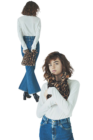 白Tシャツ 17,600円／ザ ビューティフル（ロンハーマン）　フレアデニムパンツ 25,300円／RHC（RHC ロンハーマン）　ファーバッグ 8,800円／ウィム ガゼット（ウィム ガゼット ルミネ新宿店）　ショートブーツ 25,850円／ダイアナ（ダイアナ 銀座本店）