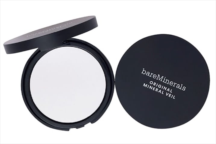 【メイクの仕上げに塗布するだけで】オリジナル ミネラルベール プレスト パウダートランスルーセント 4,400円／ベアミネラル　「フィルターをかけたようにきめ細かい肌にしてくれるパウダー。ツヤというよりはふんわりとした肌感になるので、赤ちゃんみたいな肌！といわれることが多いです」（千國さん）【POINT】ミネラルと植物由来成分を含むわずか12成分で作られた、肌にやさしいプレストパウダー。しっとりかつ軽やかなミネラルパウダーで毛穴や肌の凹凸を目立ちにくし、なめらかで上質な印象の肌を作り上げる。