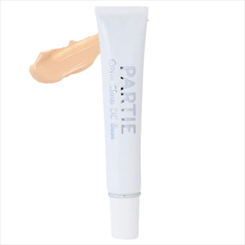 【ツヤっぽいのにペタペタしない】PARTIE グロウグロス CC ベース SPF25・PA++ 20g 4,070円／TTMK　「ベースに何を使っているか聞かれることが多いのですが、私はこのCCクリーム１本。肌質がよくなったような仕上がりに１アイテムだけだなんて信じられないとびっくりされます」（常岡さん）【POINT】１本でベースメイクが完成する適度なカバー力と自然なツヤをもたらすCCクリーム。ビルベリーエキス配合でブルーライトを抑制するのに、肌荒れ時にも使えるやさしい成分なのが魅力。