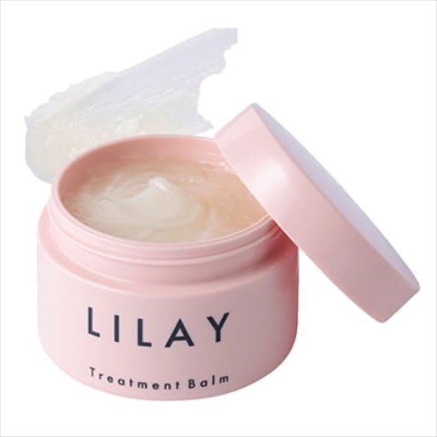 【美髪に見える毛先のまとまり】LILAY ヘアトリートメントバーム 40g 2,750円／Lycka（リッカ）　「毛量が多くまとまらない髪もこれのおかげで、しっとり。補修効果があるので夜のトリートメントとしても使えます。まとまりぐあいに、雨の日なのになんで？と聞かれることも」（苅田さん）【POINT】天然由来成分95％以上の髪と肌に使えるマルチバーム。植物由来成分のため敏感肌や子どもにも使用可能。ヘアスタイリング剤として使った後は、手に残ったバームで肌の乾燥している部分に塗布するのがオススメ。