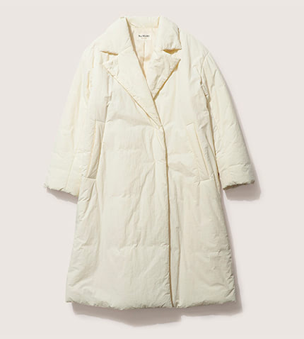 オフホワイトコート 18,700円／Ray BEAMS（レイ ビームス 新宿）