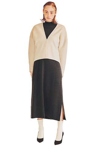 ニットワンピースは着まわし。ベージュVネックトップス 75,900円／SHE Tokyo（エスティーム プレス）　白ソックス 1,760円／メラス ソックス（マドモアゼル ロペ）　黒スエードパンプス 15,950円／ダイアナ（ダイアナ 銀座本店）