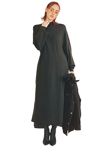 ニットワンピースは着まわし。ナイロンスカート 42,900円／ATON（ATON AOYAMA）　手に持った黒デニムジャケット 16,500円／Ungrid　黒レザーショートブーツ 19,250円／ダイアナ（ダイアナ 銀座本店）