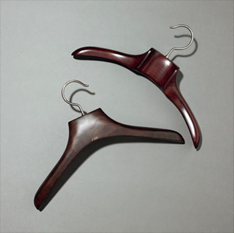 コートの「もち」が違ってくるハンガー： 〈右から〉AUT-02S 11,000円、AUT-03W 6,600円／ともにNAKATA HANGER　えり元や肩の形くずれを防ぐ重厚なハンガー。前方にやや湾曲している形状により、肩まわりにフィットしてシワができにくい。