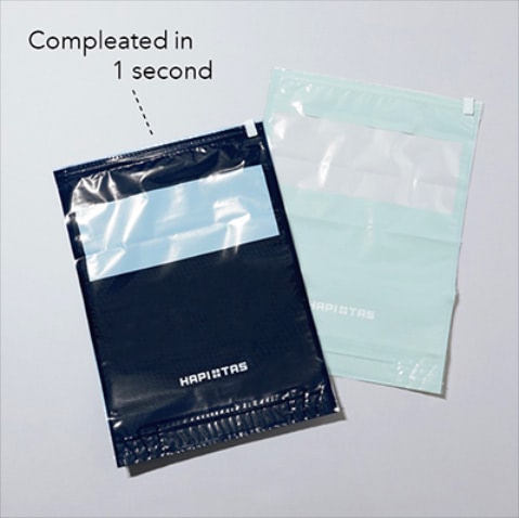 【約１秒で圧縮完了】 〈右から〉圧縮袋ペタコ（2枚入り） ミント、ネイビー 各1,100円／いづみ企画　かさばる洋服をつめたあと、ゆっくりと上から座るだけで圧縮できる逸品。逆止弁構造で空気の戻りを防ぎ、長期間スマートに保存可能。