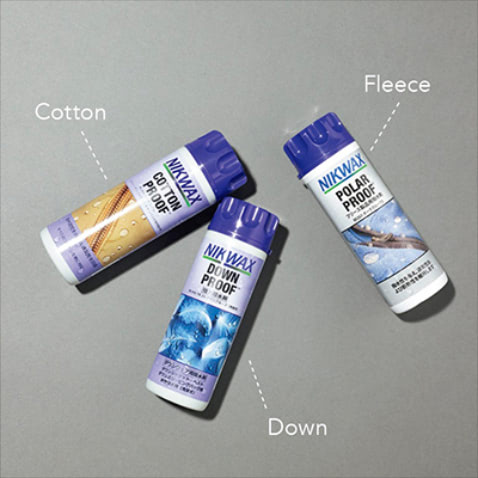 入れて洗濯機を回すだけで撥水効果： 〈右から〉NIKWAX ポーラプルーフ 2 1,870円、ダウンプルーフ、コットンプルーフ 各1,760円／以上エバニュー　同ブランドの専用洗剤で洗濯したあとに入れ、再度洗濯機を回すだけ。手持ちの服に撥水効果を付与できる。