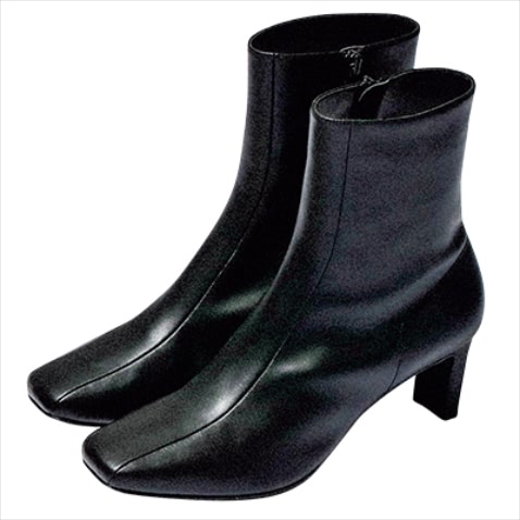 黒ショートブーツ 15,400円／STYLEMIXER（バロックジャパンリミテッド）　スクエアトゥならさらにタイトな表情。美脚を促す足首がわずかにシェイプされたフォルムを。